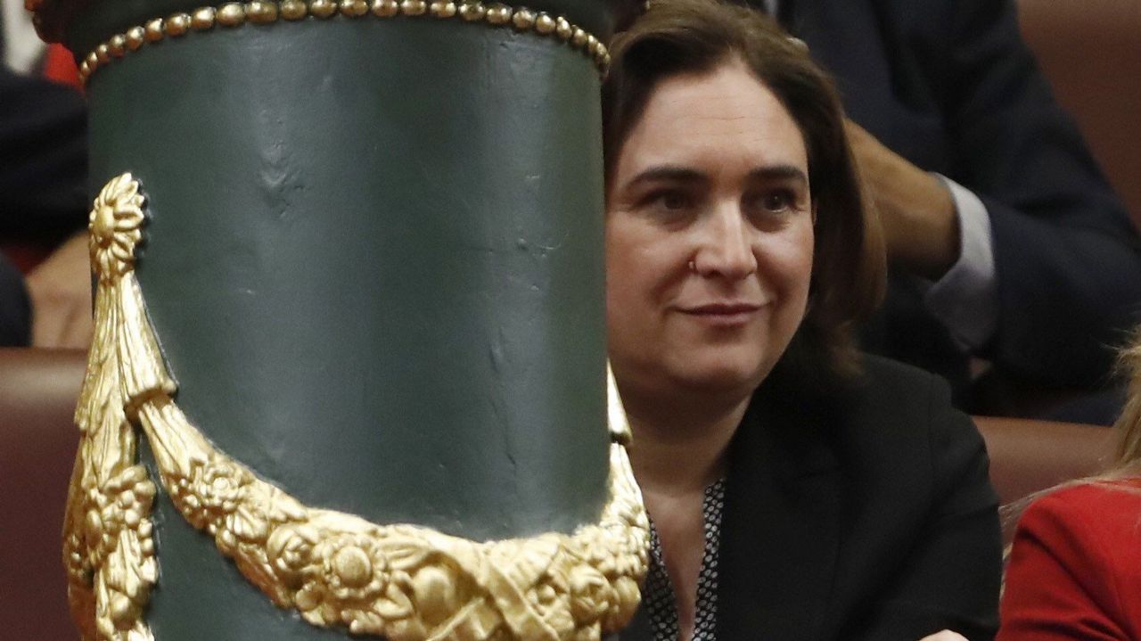 Abascal propone legalizar el uso de armas para defensa personal.La alcaldesa de Barcelona, Ada Colau, tambi�n en la tribuna de invitados. 