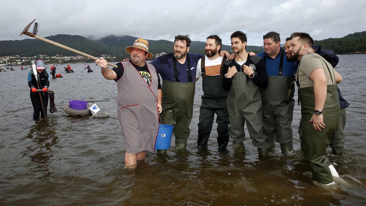 RESUMEN DEL AÑO 2019.Reconocidos chefs gallegos comprobaron cómo se extrae el berberecho de Noia