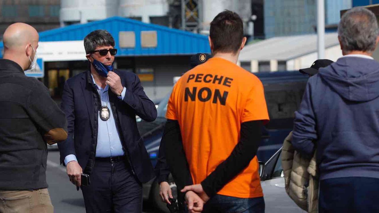 udef.Agentes en la planta coruñesa de Alu Ibérica