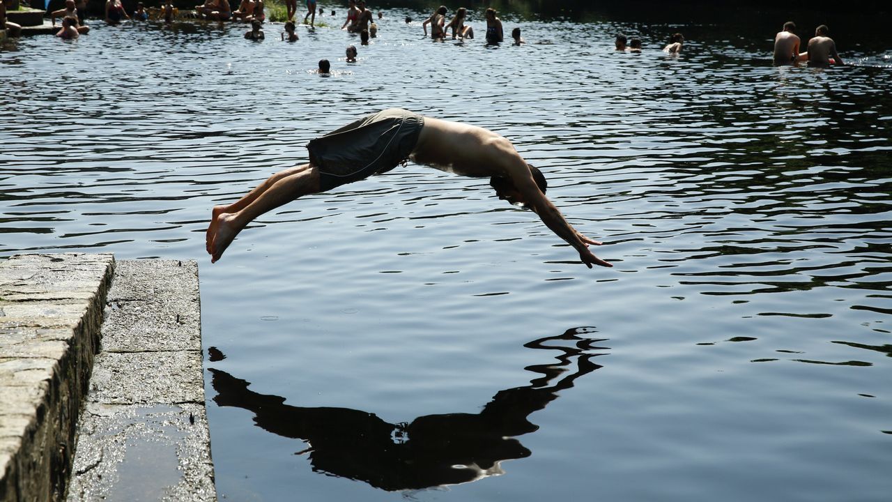 Bañistas en la playa fluvial de Tapia, en Ames