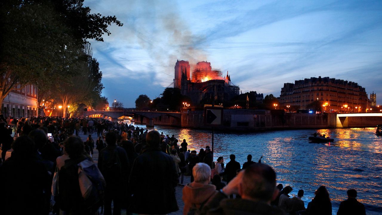 Unos bomberos dentro de la Catedral de Notre Dame