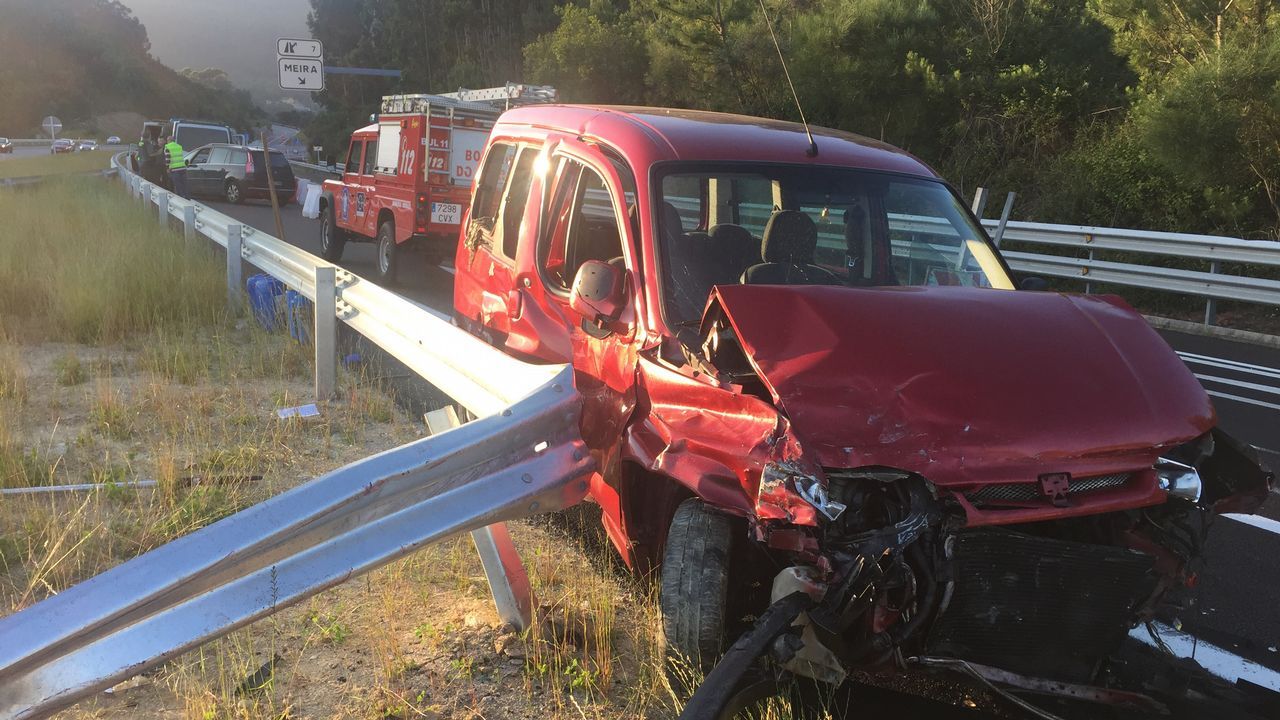 Un conductor suicida provoca un accidente en la autov�a de O Morrazo.