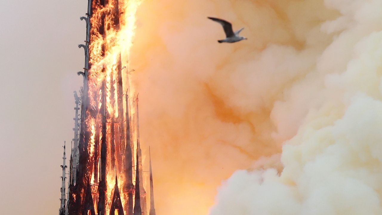 Unos bomberos dentro de la Catedral de Notre Dame