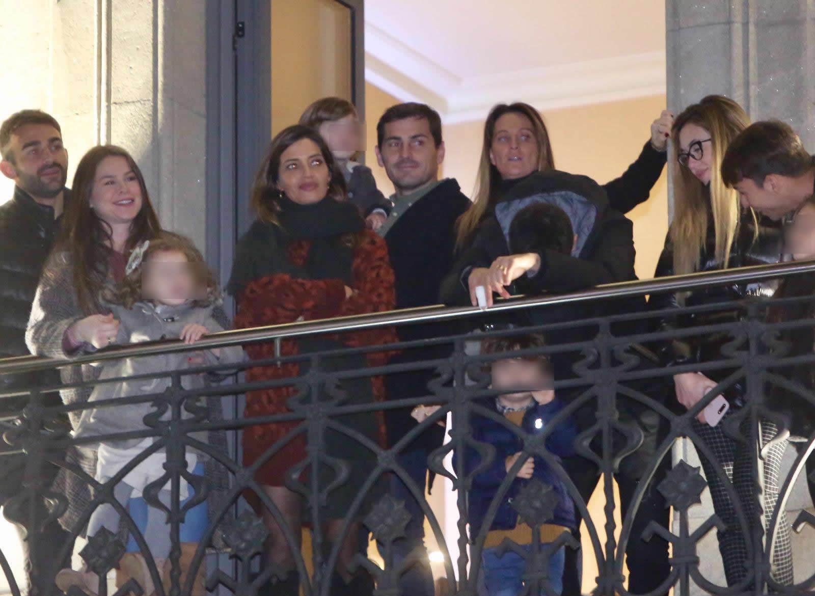 Iker Casillas (centro) y Sara Carbonero (a su izquierda), junto al exjugador del Deportivo, Adrián López (a la izquierda de la imagen), en Vigo