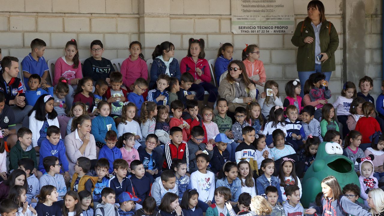 Exhibicion de la Policía Nacional para los escolares de Ribeira con helicoptero, caballería, perros de rastreo