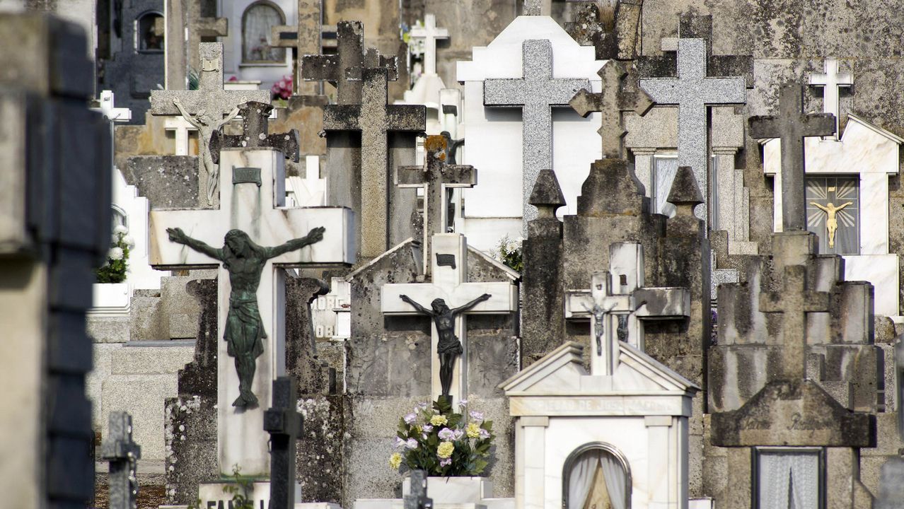 Cementerios singulares de Ourense.El de San Francisco es el referente en la ciudad. Tiene sepulturas ilustres como la de Eduardo Blanco Amor y Otero Pedrayo.