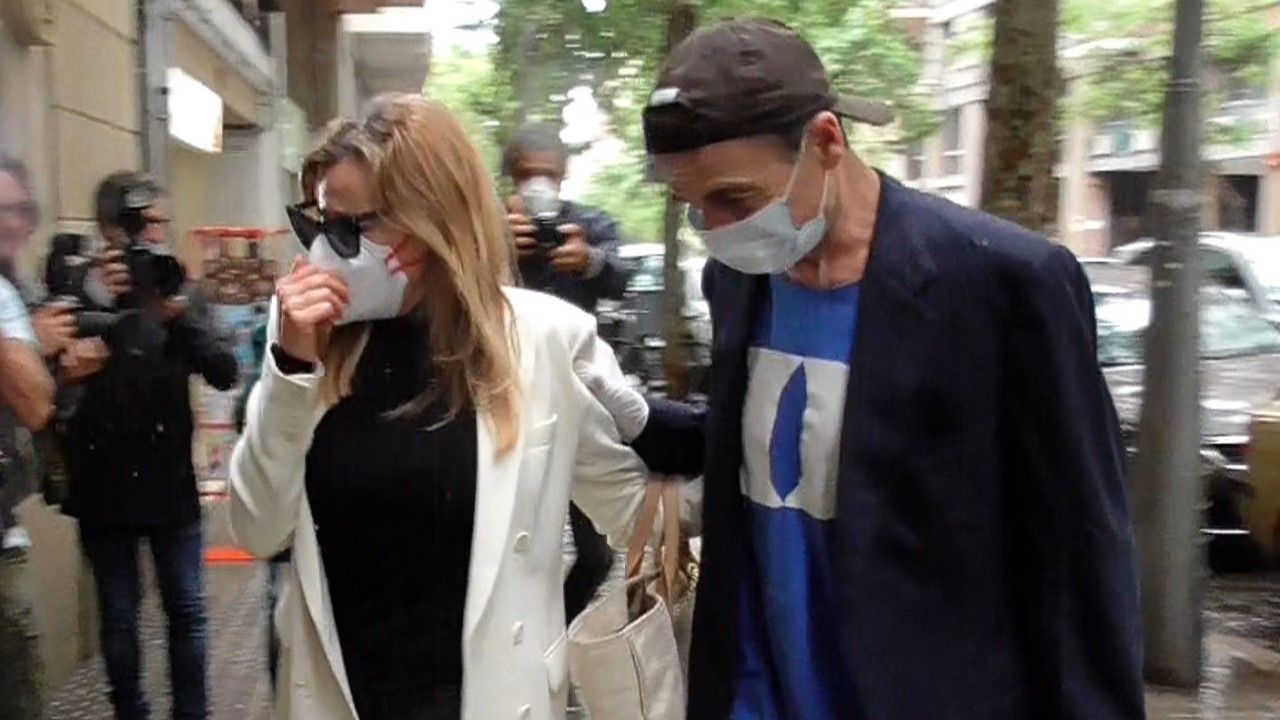 Ana Obregón y Alessandro Lequio tras la salida del tanatorio donde reposan los restos de su hijo Álex