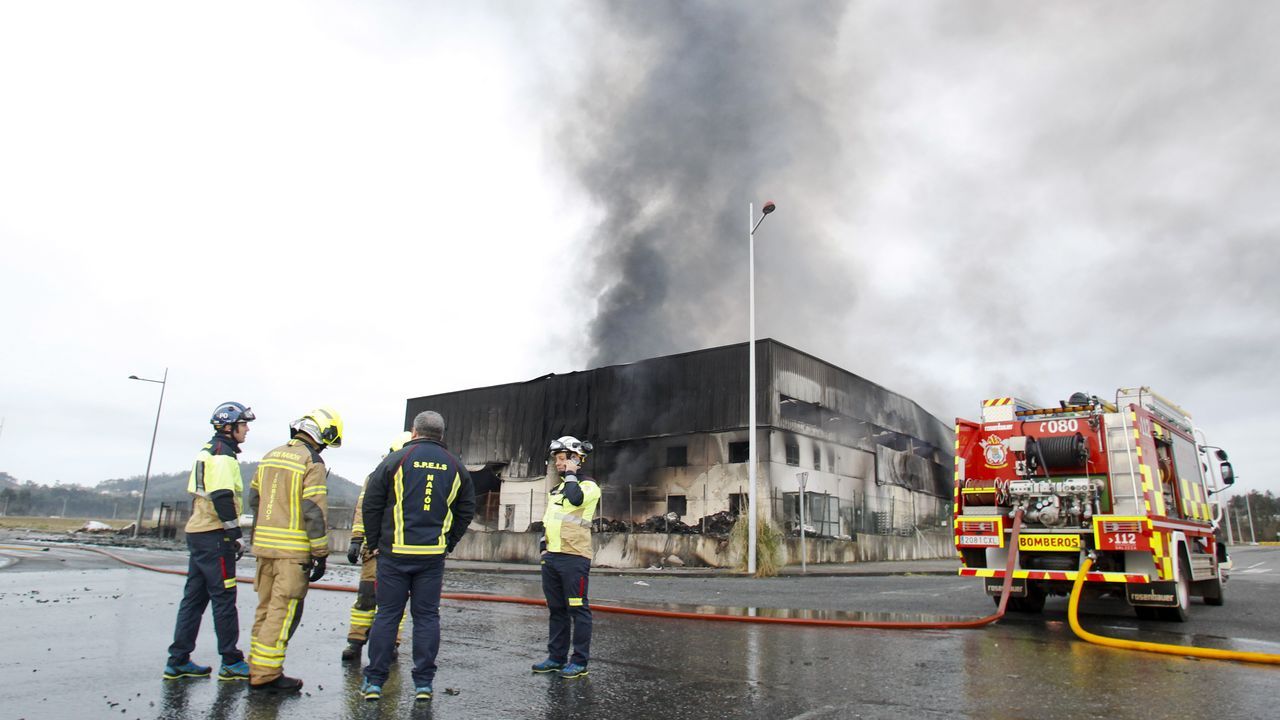 Así amaneció tras el incendio la fábrica de bolsas de papel de Narón