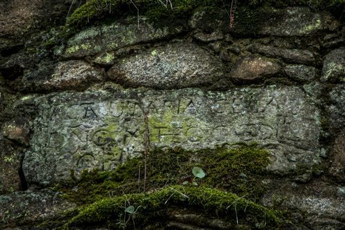 Una antigua inscripción labrada en un bloque de piedra de la bodega de la Casa da Fonte