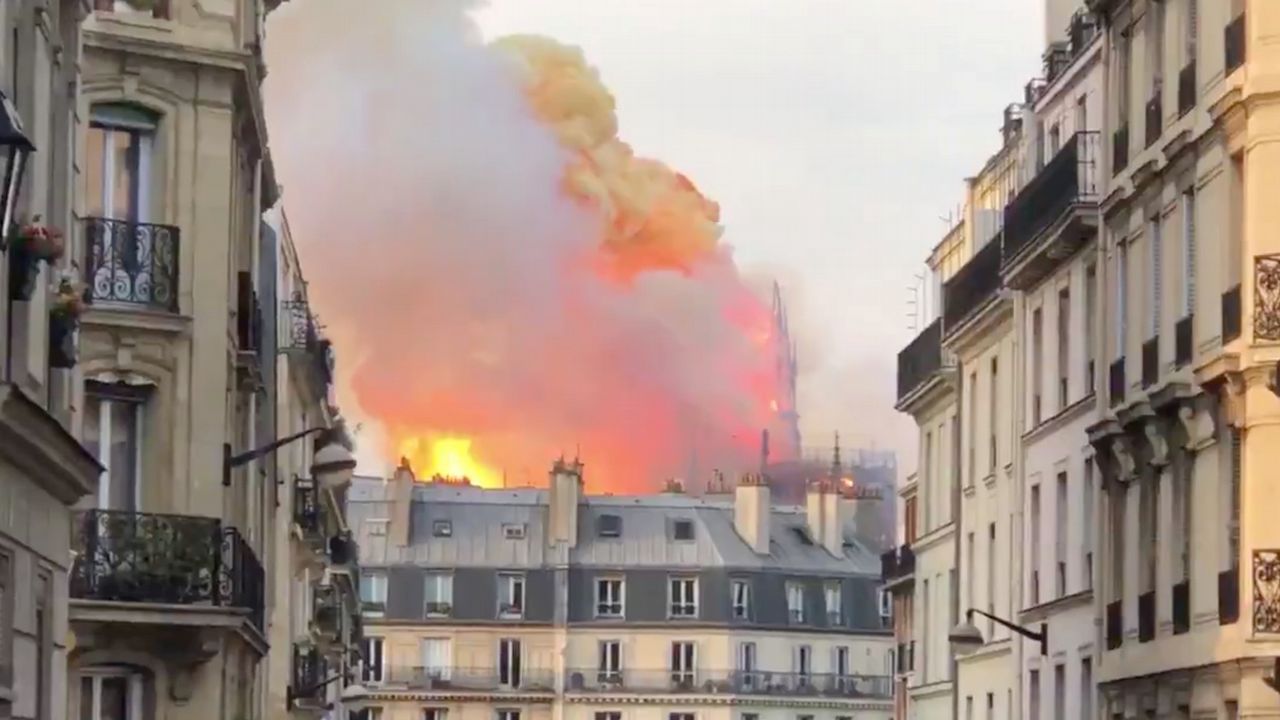 Unos bomberos dentro de la Catedral de Notre Dame