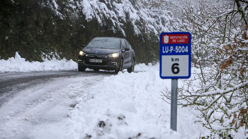 Las placas de hielo complican la circulación por la carretera LU-P-5004, de A Seara a Cruz de Outeiro, en el municipio de Quiroga