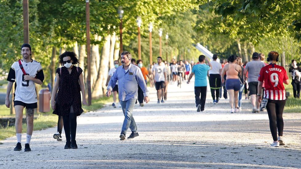 Miles de personas salen a pasear en Pontevedra en el segundo día de la desescalada