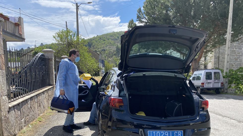 La vacunación a domicilio en el rural.Después de cada visita, de vuelta al taxi para continuar el recorrido