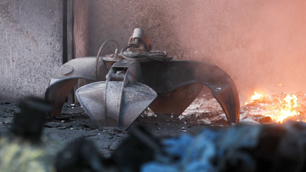 Así amaneció tras el incendio la fábrica de bolsas de papel de Narón