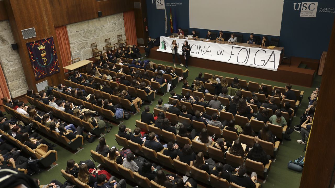 Alumnos tomando posiciones para dormir en las aulas durante la primera jornada de huelga