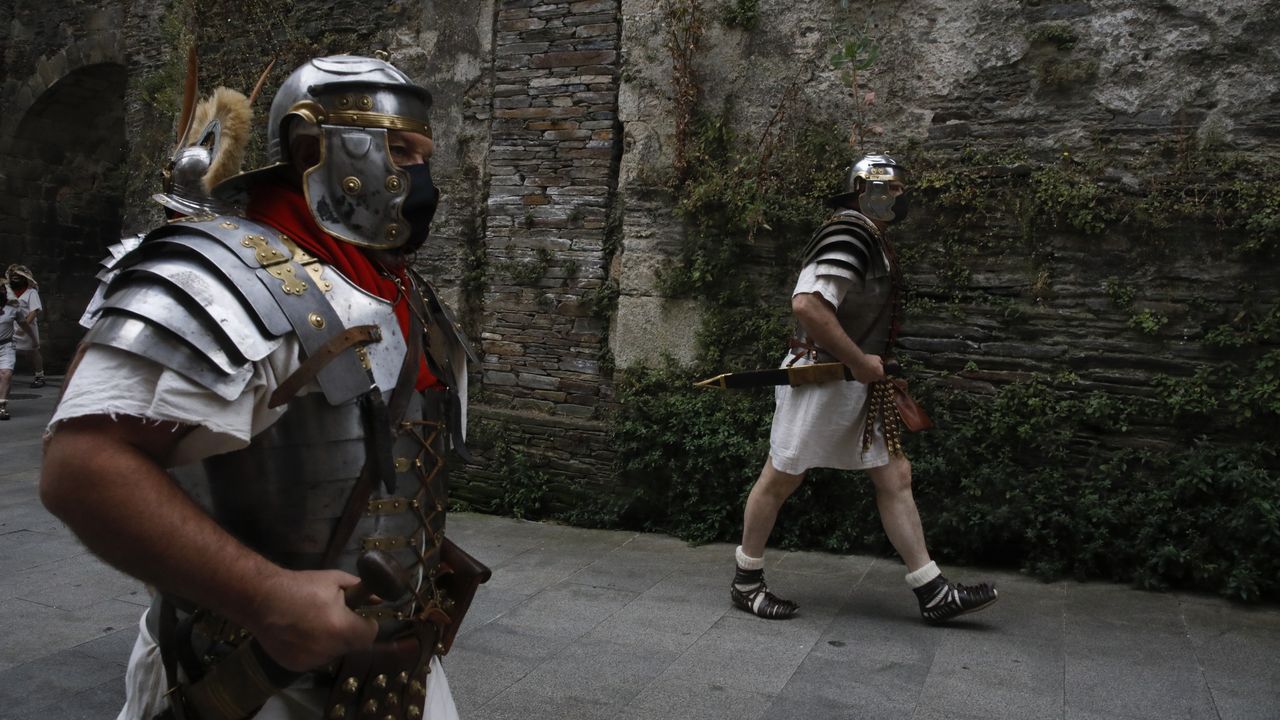 A Cohors II Lucensium e a Guardia Pretoriana percorreron o casco histórico e fixeron unha homenaxe floral na Mosqueira