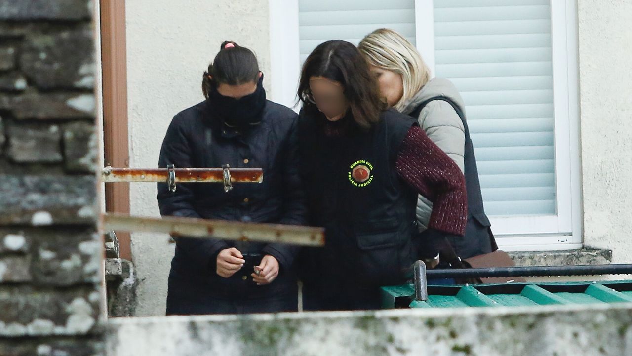 La mujer del detenido saliendo del cuartel de la Guardia Civil en Padrón