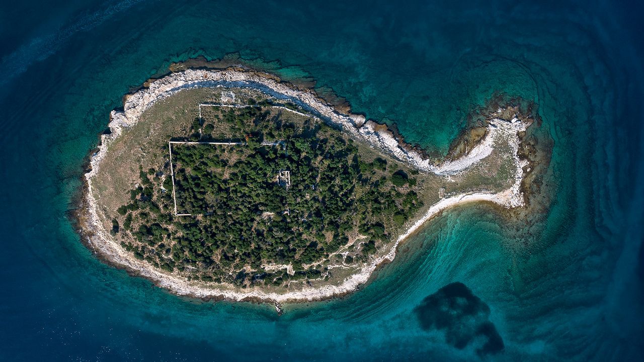 Vista desde el aire, una isla en la costa croata tiene una forma que parece una ballena