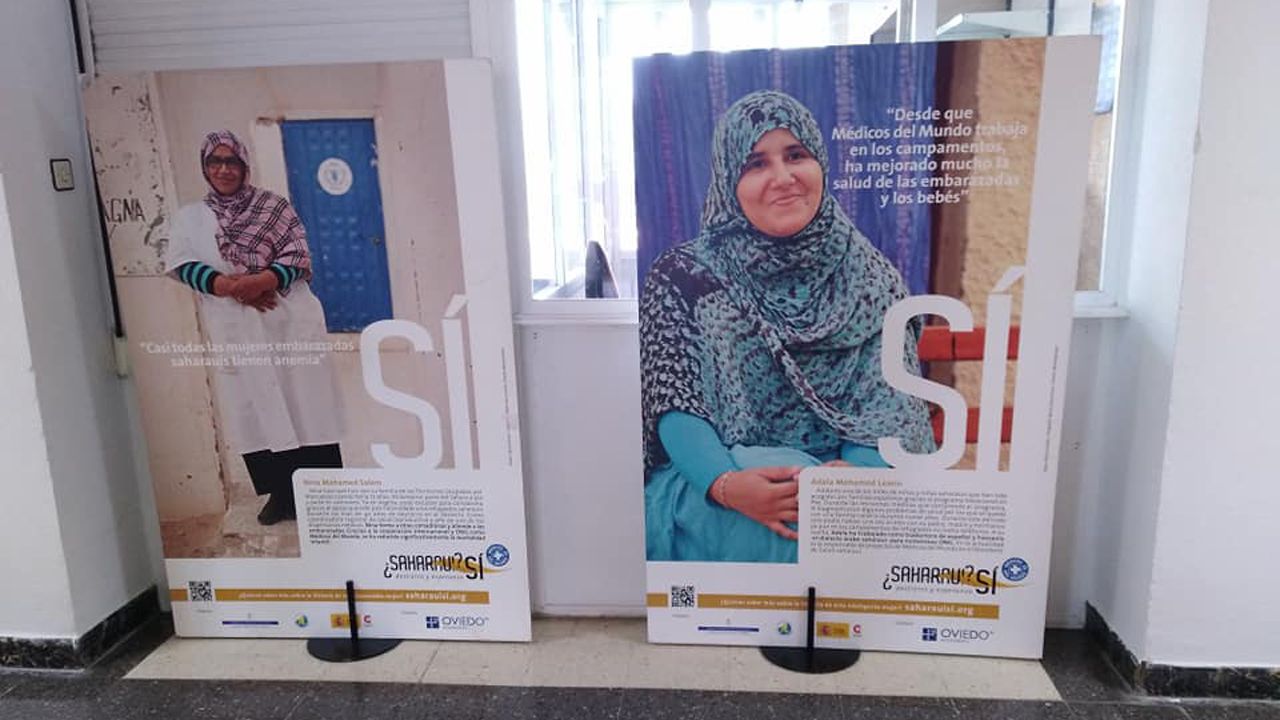 Un grupo de pasajeros consulta los vuelos en el Aeropuerto de Asturias.Exposici�n fotogr�fica en el hospital Monte Naranco