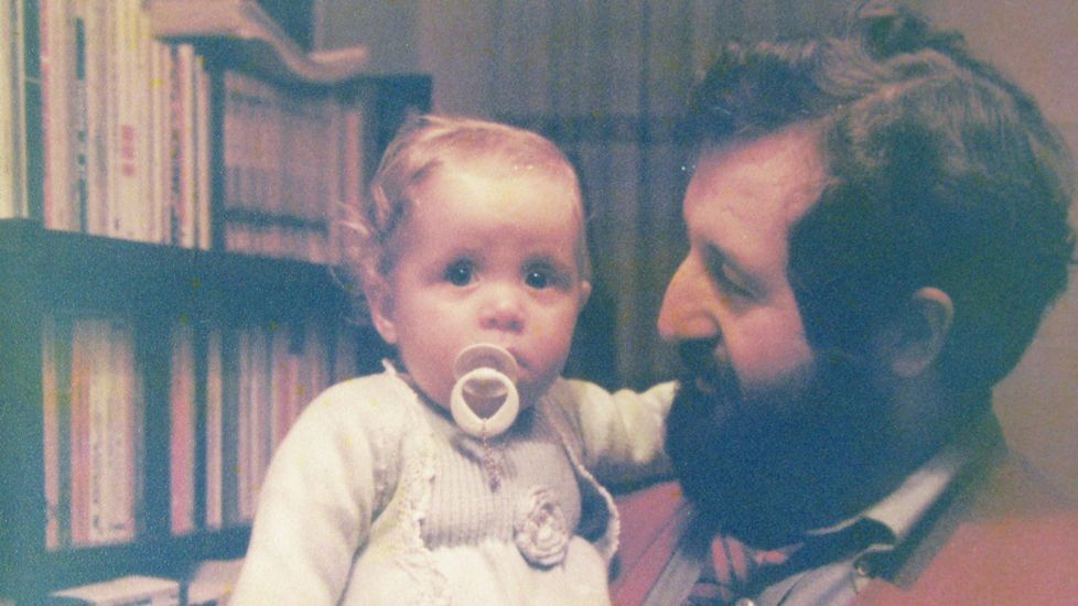 Imagen del año 78, con una de sus hijos en brazos.