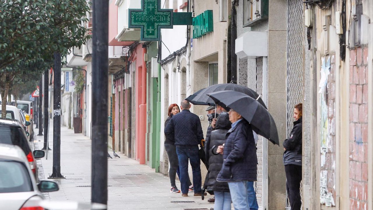 Ambulancia recogiendo a una mujer mayor en su domicilio en el centro de Ferrol