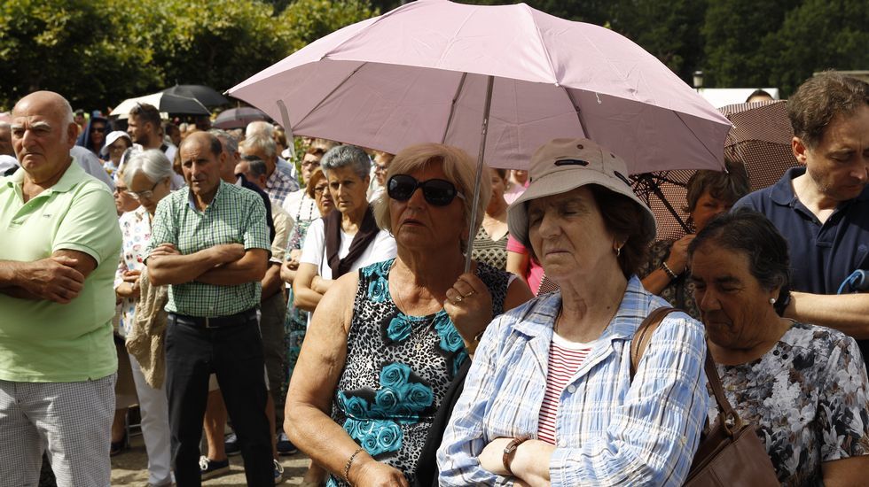 Multitudinaria procesión de Os Milagros en el santuario de Monte Medo en Baños de Molgas