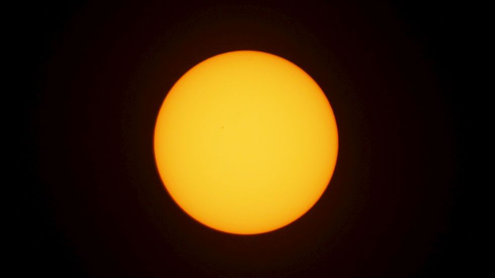 Imagen del eclipse desde una playa de Indonesia.