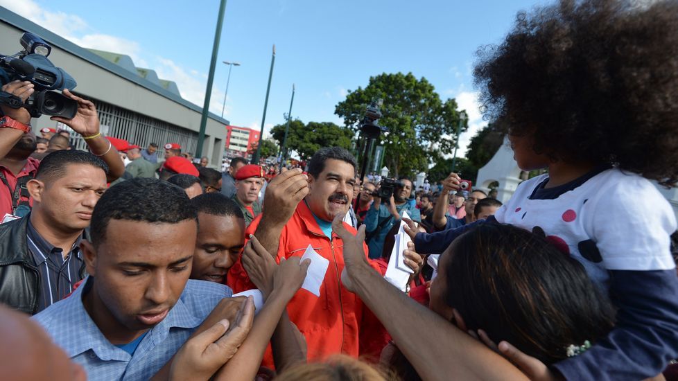 Nicolás Maduro deposita su voto en Caracas.