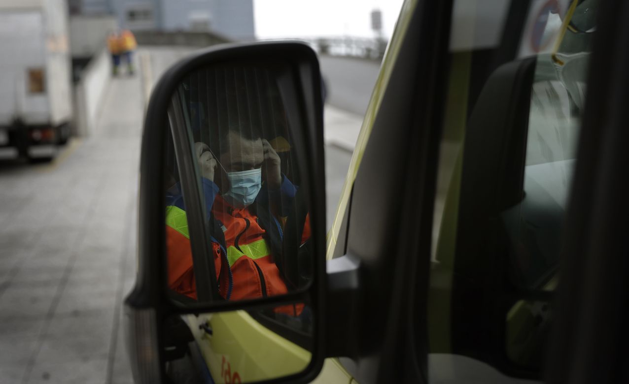 Conductor de una ambulancia del 061 coloc�ndose una mascarilla sanitaria