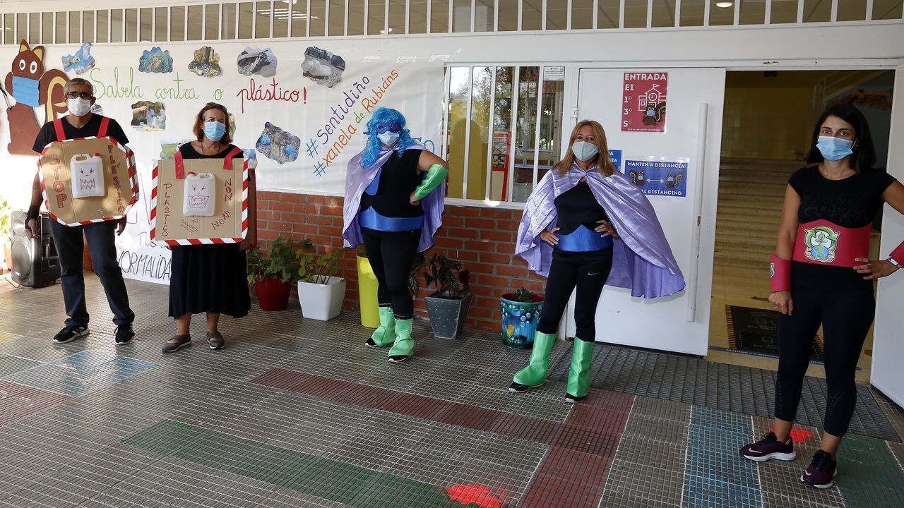 Pancarta de protesta contra la situación organizativa en los colegios en un centro de Arousa