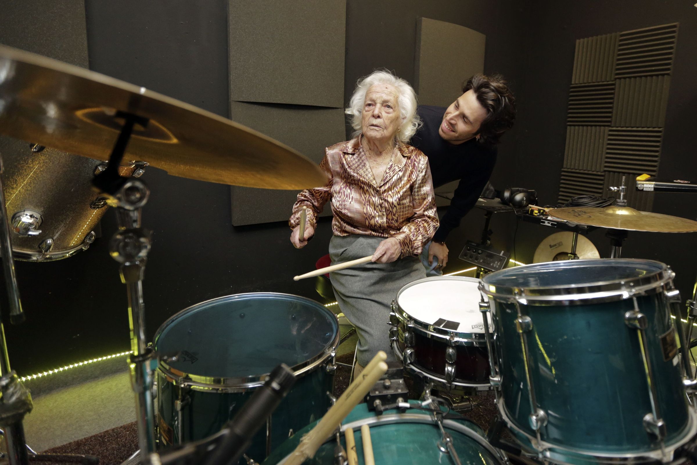 Carmen, a aboa centenaria de Jacobo Betanzos, batera do grupo Silo, toca a batera xunto  seu neto. 16/05/2024