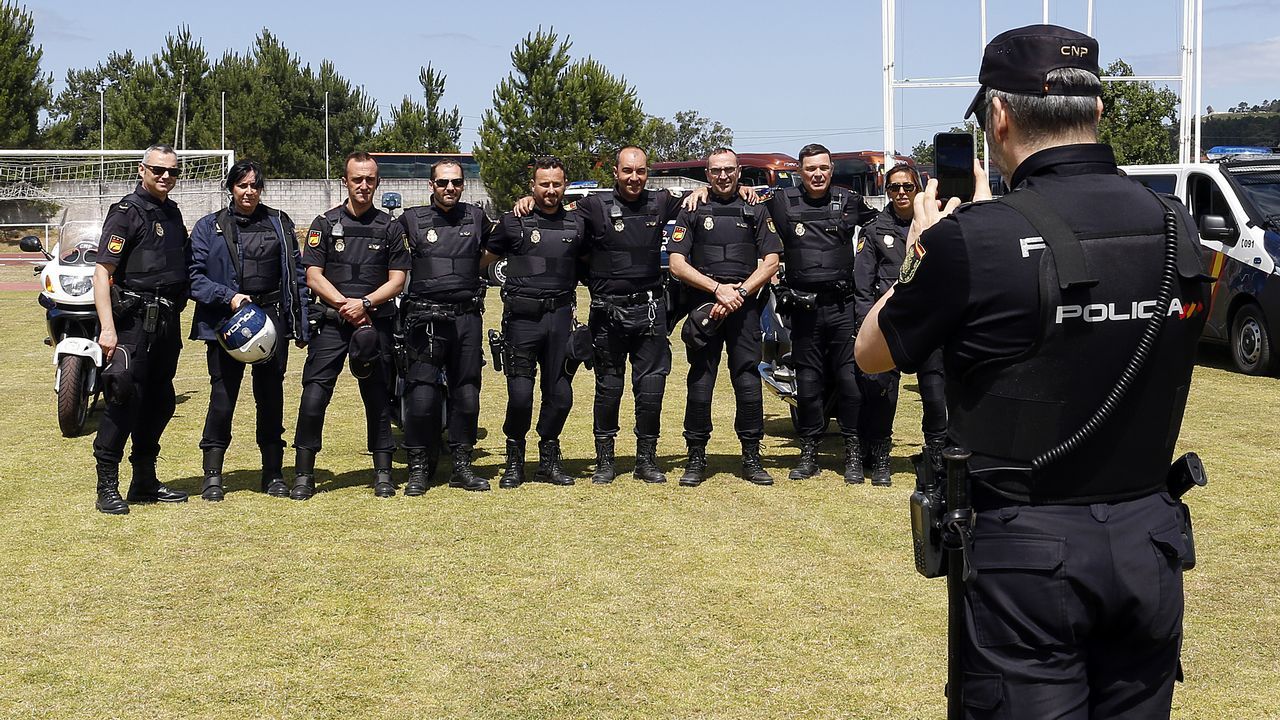 Exhibicion de la Policía Nacional para los escolares de Ribeira con helicoptero, caballería, perros de rastreo