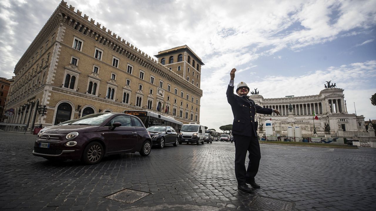 Un guardia de tráfico en la Piazza Venezia de Roma