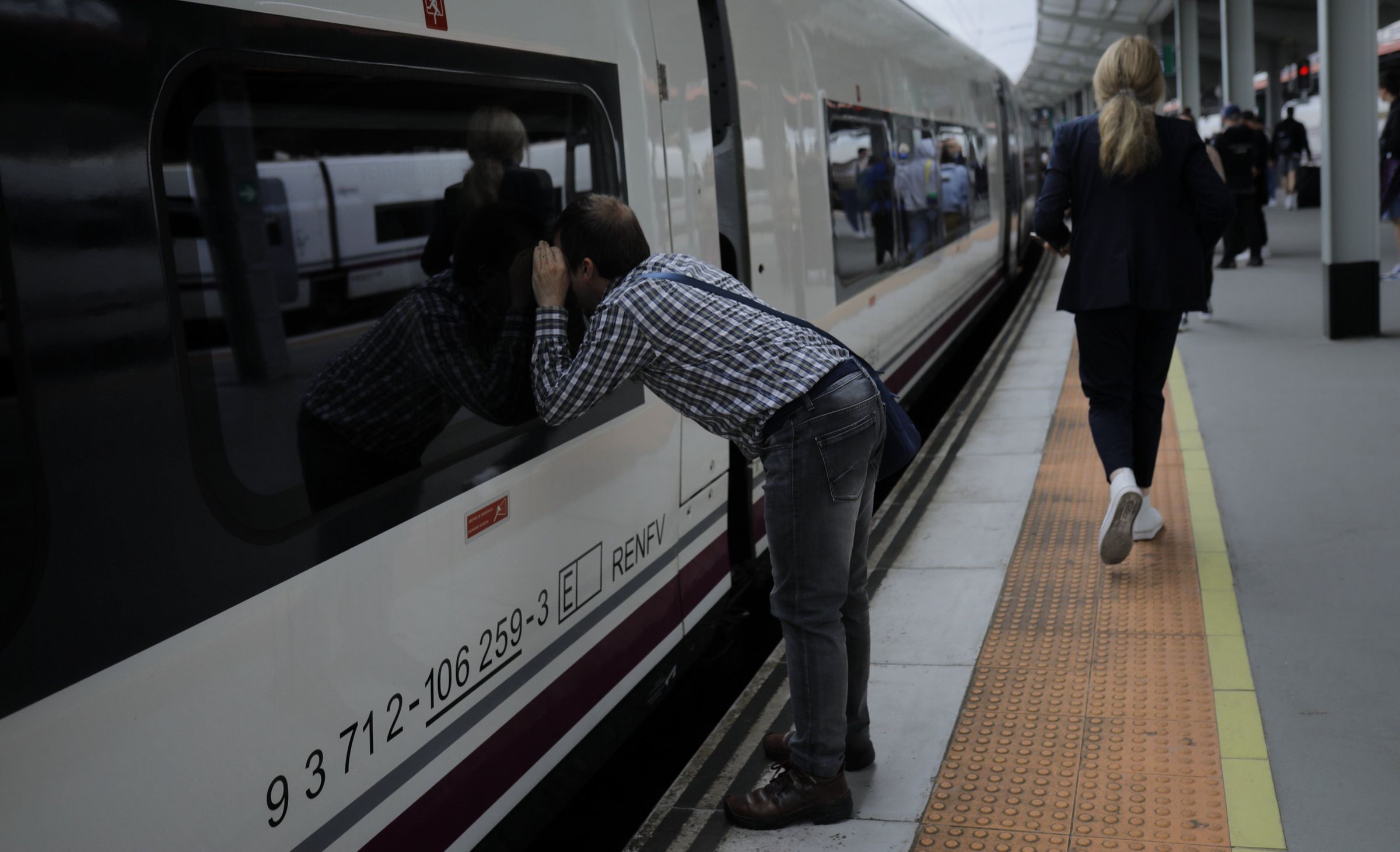Una persona observa desde el cristal el primer Avril quesala de Galicia y que llega Madrid con ms de dos horas de retraso por unha avera en Ourense. 22/05/2024