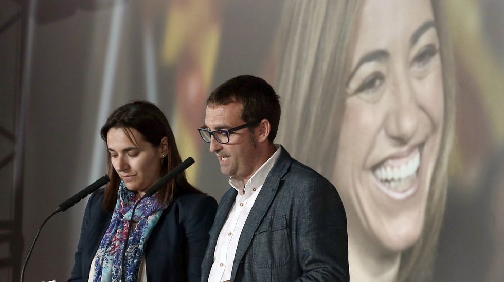Mireia Chacón y Xavier Tápia, hermana y cuñado de Chacón, han cerrado el acto de homenaje del PSC a la socialista.