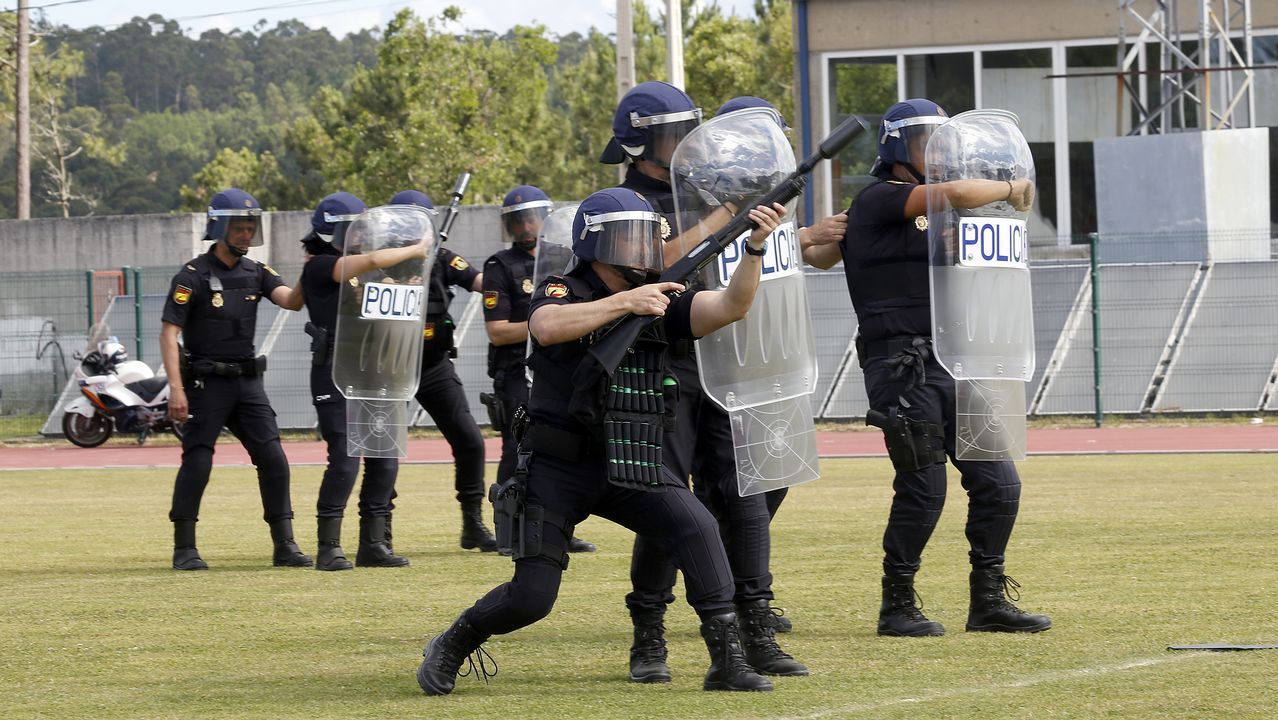 Exhibicion de la Policía Nacional para los escolares de Ribeira con helicoptero, caballería, perros de rastreo