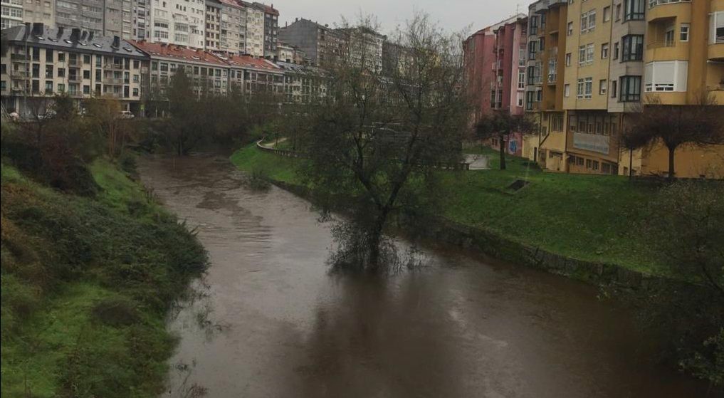 Crecida del río Barbaña a su paso por Ourense