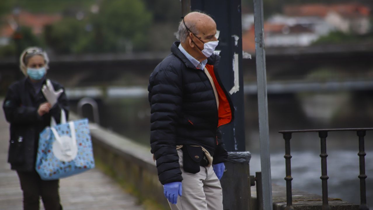Con mascarillas por las calles de Noia
