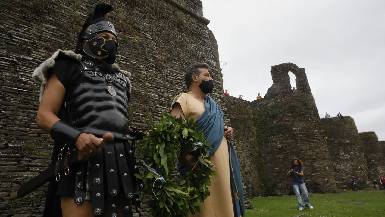 A Cohors II Lucensium e a Guardia Pretoriana percorreron o casco histórico e fixeron unha homenaxe floral na Mosqueira