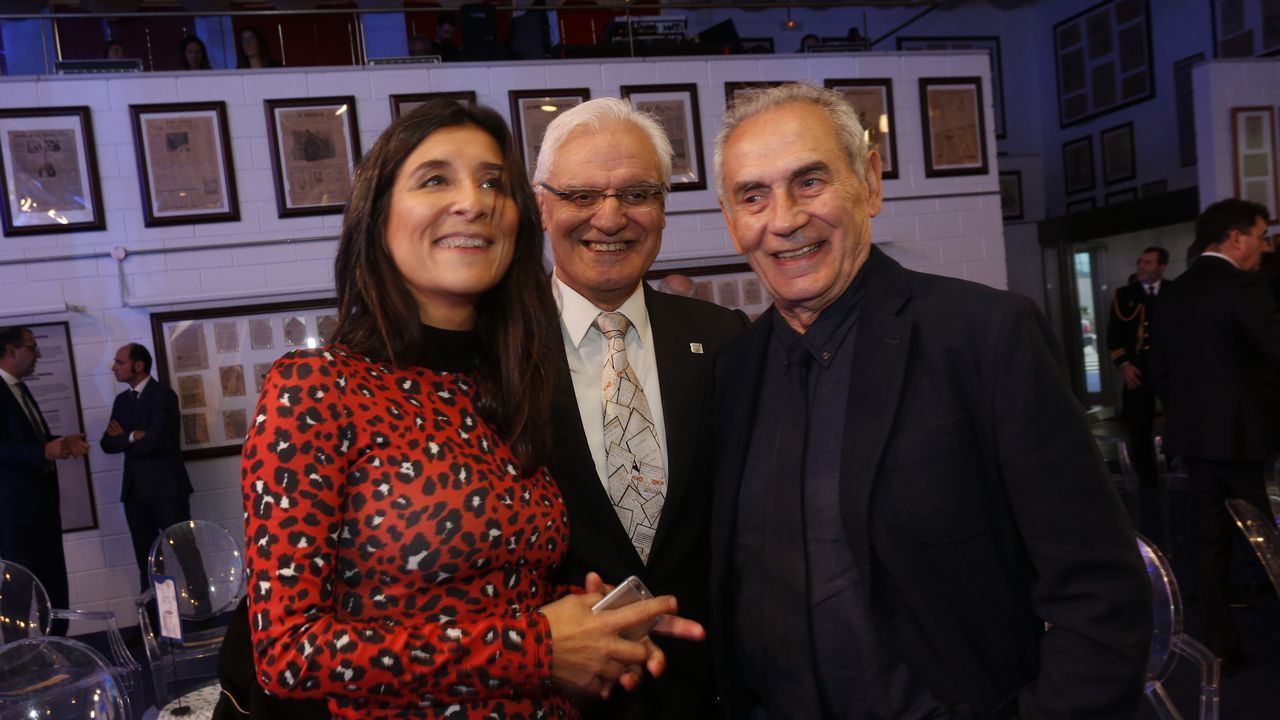 Fernanda Tabarés, directora de Voz Audiovisual, acompañada del histórico nacionalista Camilo Nogueira y el presidente de la Real Academia Galega, Víctor Freixanes