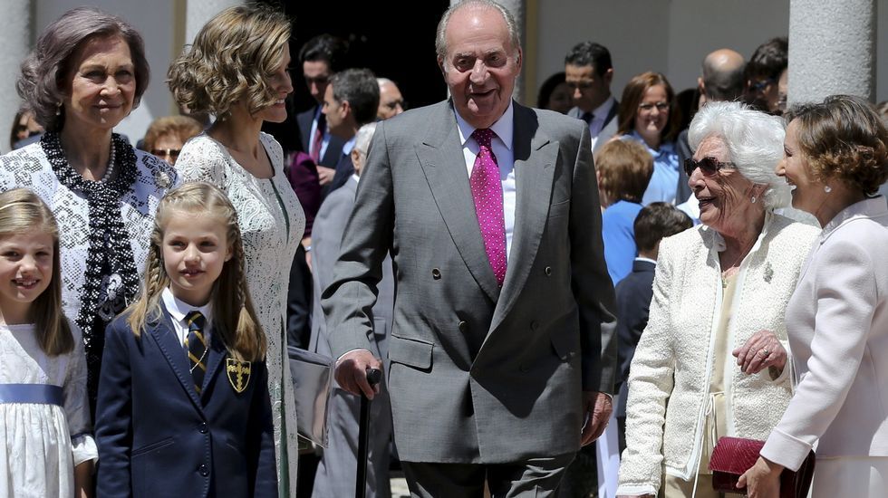 La reina Letizia junto a los reyes don Juan Carlos y doña Sofía, sus hijas, Leonor y Sofía, su madre, Paloma Rocasolano, y su abuela, Menchu Álvarez del Valle.