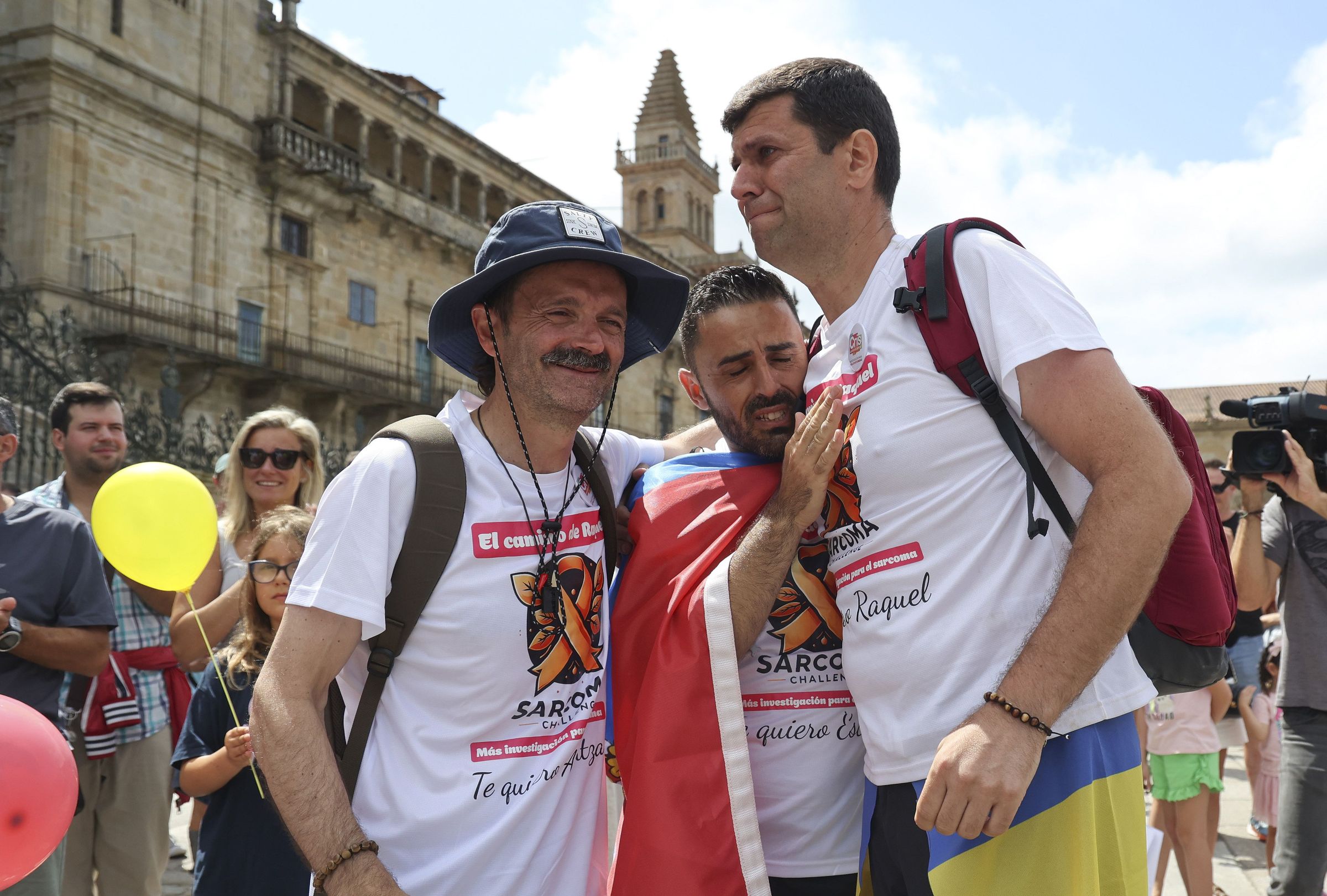 Os vivos, Jorge, Joseba e Javier, ao chegar  Praza do Obradoiro tras percorrer 125 kilmetros polo sarcoma en menos de tres das, en memoria das ss mulleres falecidas, Raquel, Arantza e Estela. 13/07/2025