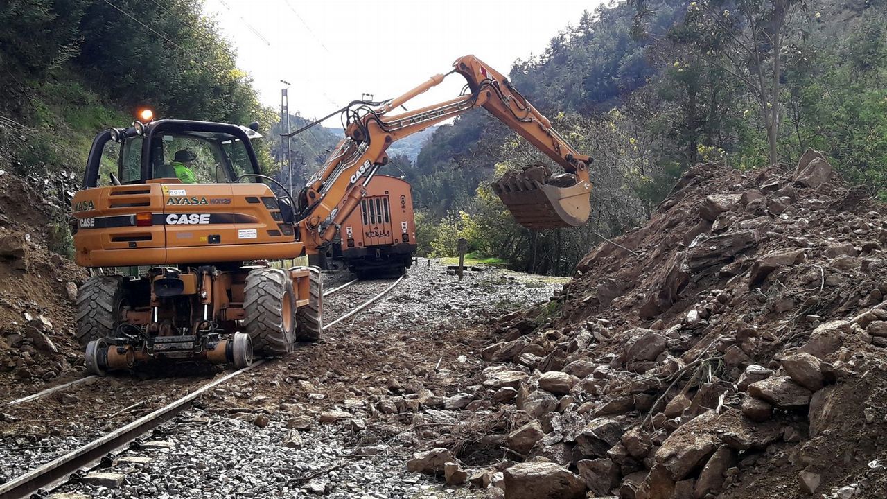Un derrumbe que afectó a la vía del tren cerca de Monforte