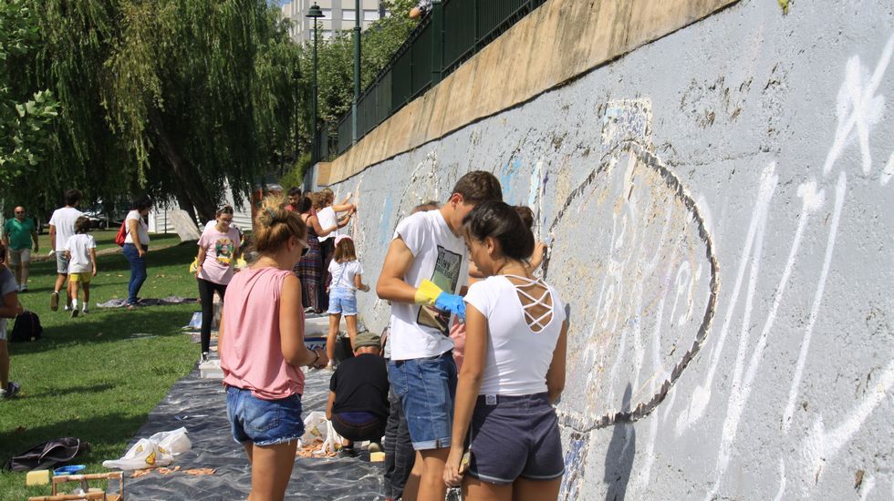 Gerardo Rodríguez, Chere, dirige la elaboración de un mural en el Malecón junto al río Sil