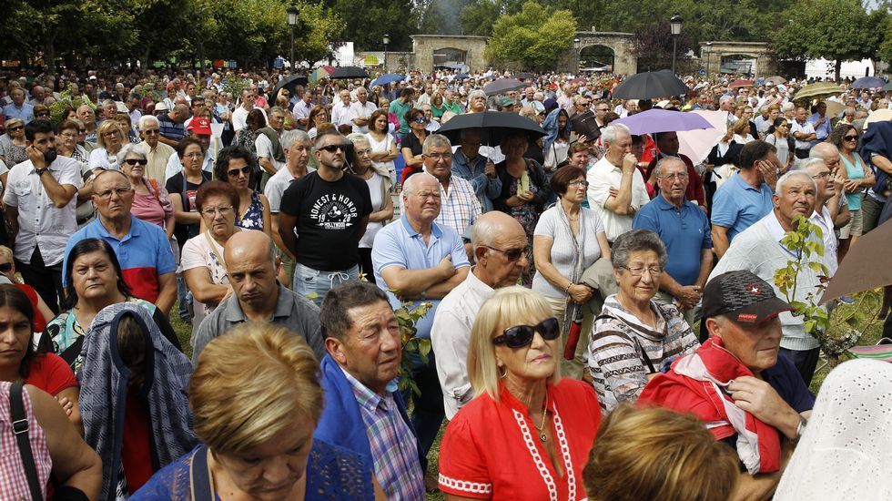 Multitudinaria procesión de Os Milagros en el santuario de Monte Medo en Baños de Molgas
