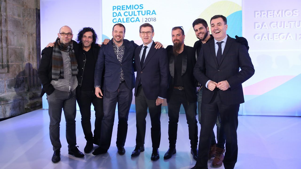 Integrantes de A Roda co presidente da Xunta e o conselleiro de Cultura