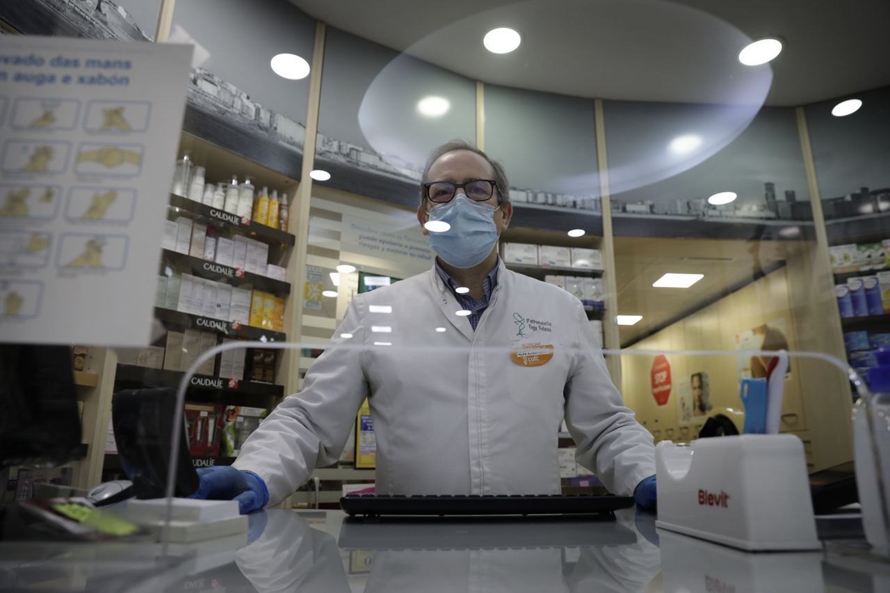Farmacia Vega Velasco en la Calle Real de A Coru�a, al igual que otras muchas optaron por despachar a trav�s de una mampara de metacrilato