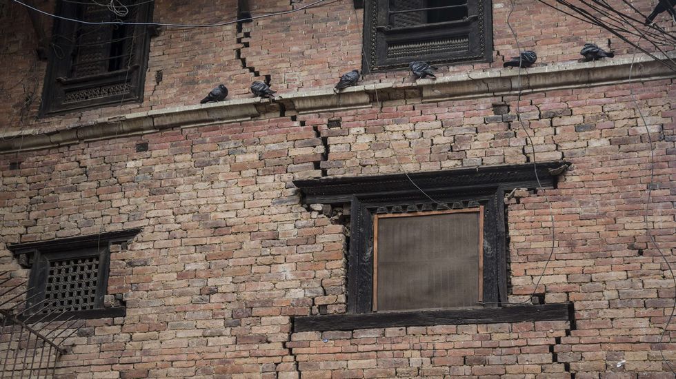 Un operario comprueba los daños en uno de los templos de la ciudad.