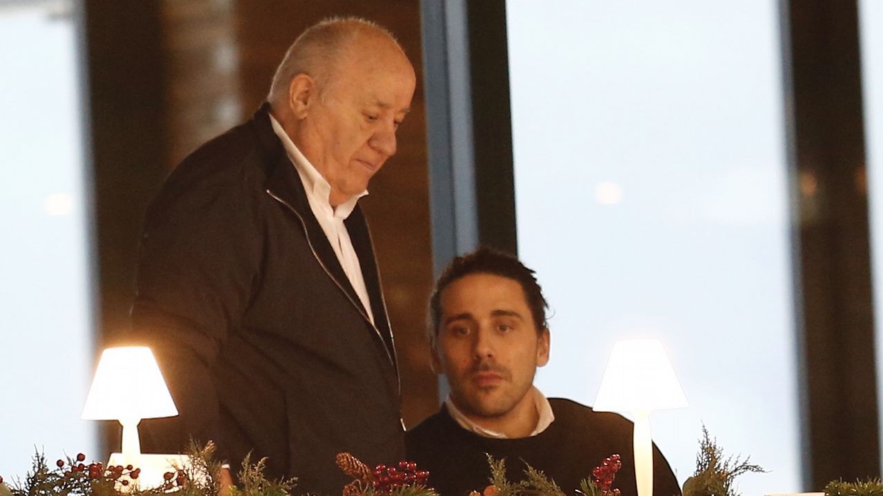 Amancio Ortega, sonriente junto a su mujer, Flora Perez Marcote, su hija Marta y su yerno, Carlos Torretta