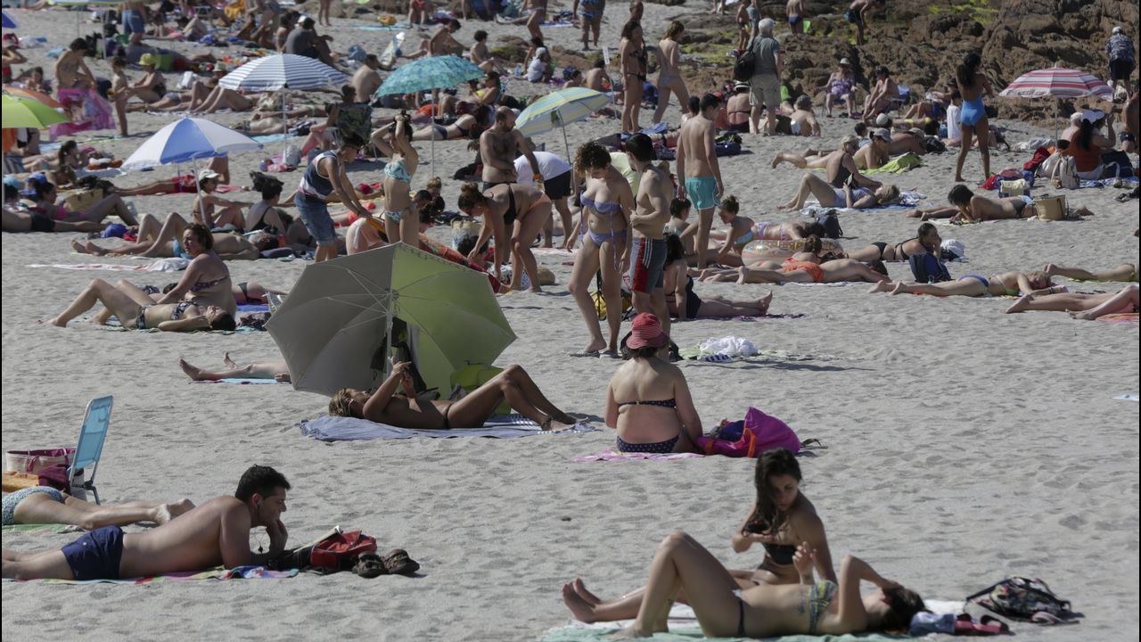 DIA DE CALOR EN LA PLAYA DE RIAZOR